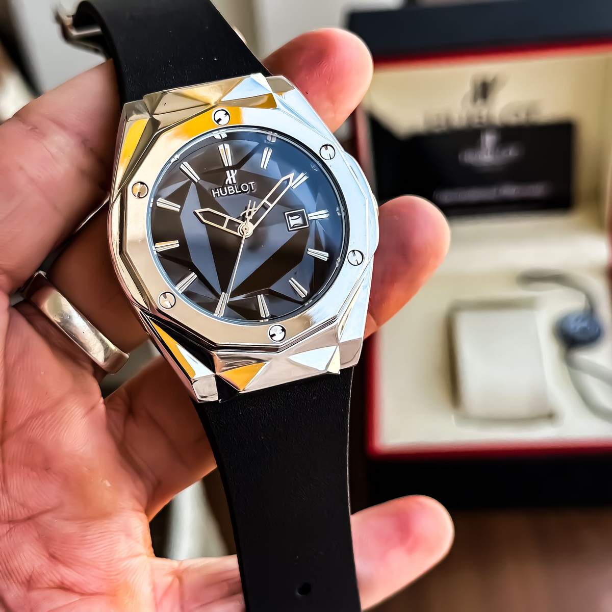 TrendsWrist Hublot Black Premium Watch